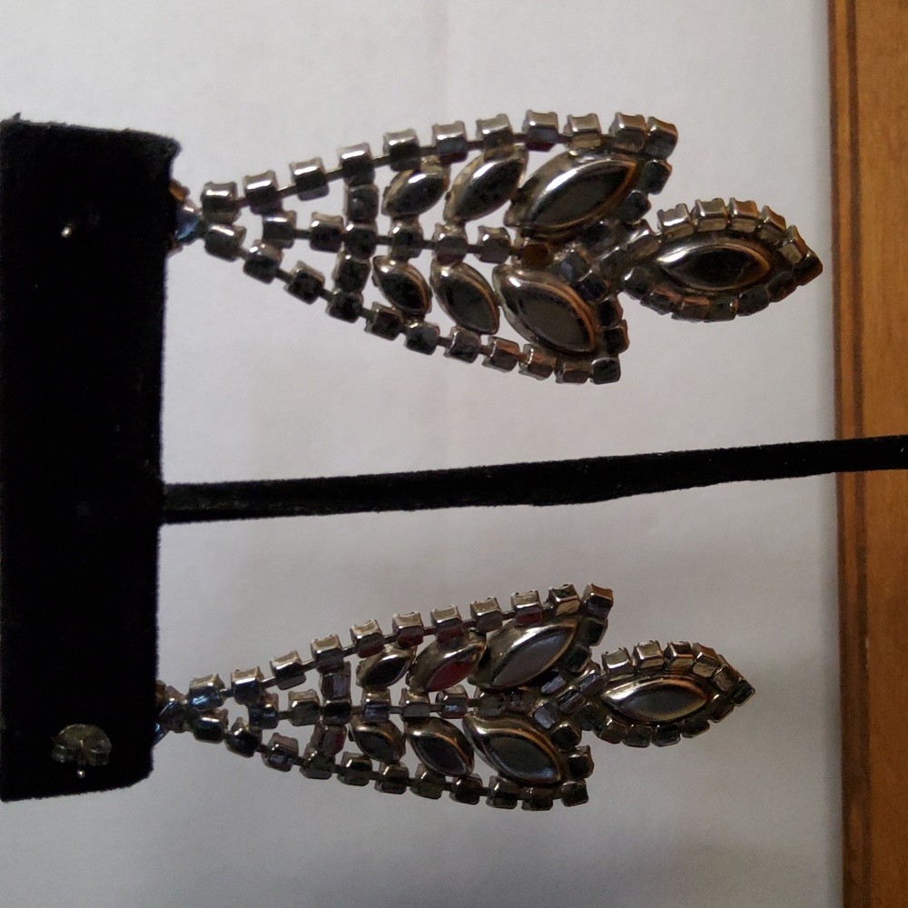 Dramatic Dangle Rhinestone Drop Earrings. - Picture 4 of 5
